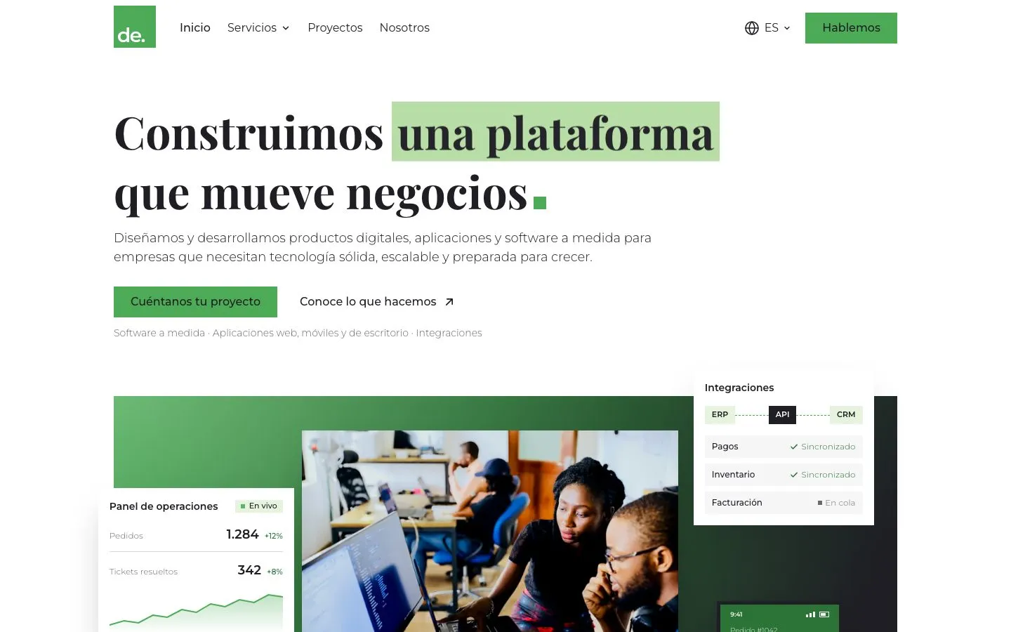 The Devecu home page: “Construimos una plataforma que mueve negocios”, with a button to tell us about your project