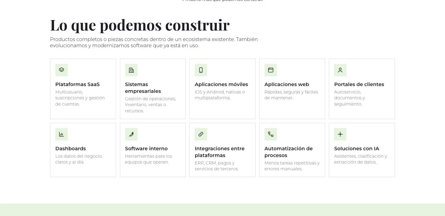 A section titled “Lo que podemos construir” with ten cards: SaaS platforms, business systems, mobile and web apps, client portals, dashboards, internal software, integrations, process automation and AI solutions